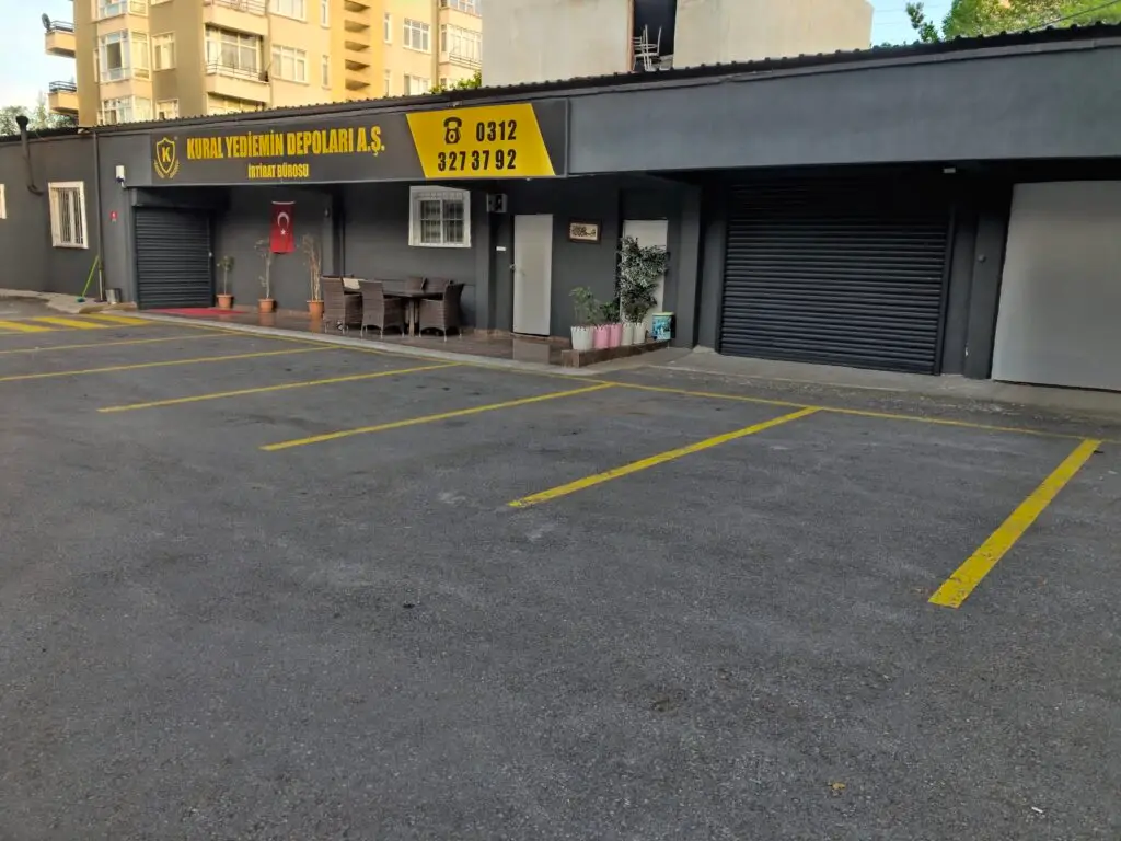 Depo önü geniş otopark alanı